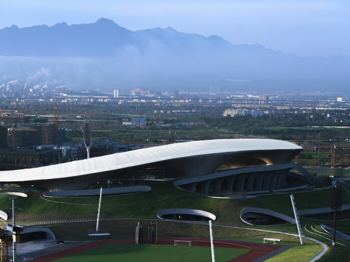 В Спортивном парке Цюйчжоу построили «парящий» стадион (Китай). | Фото: architecturalrecord.com.