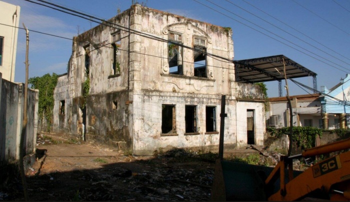 Полуразваленная ратуша вдохновила на реставрацию (Порту-Велью, Бразилия). | Фото: reddit.com.