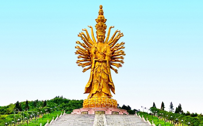 Статуя Тысячерукой и Тысячеглазой Гуаньинь находится в храме Ниншань (Китай).