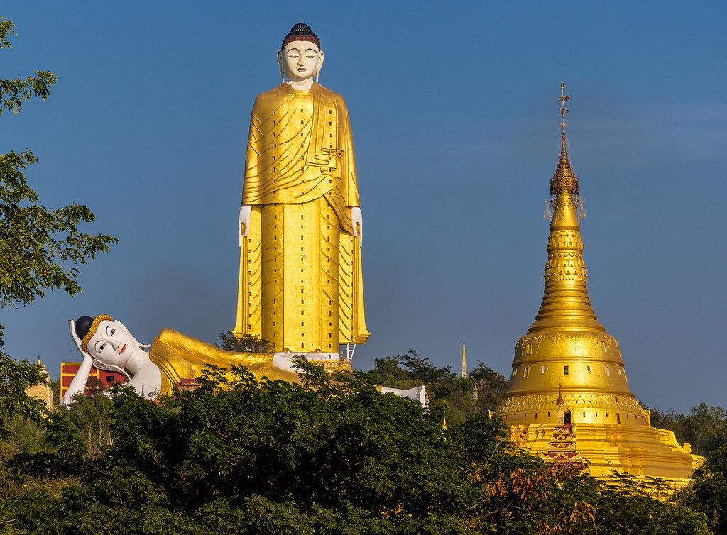 Статуя стоящего Будды Лейкюн Сетхьяр, возвышается на 130 метров над окружающей местностью (Мьянма).