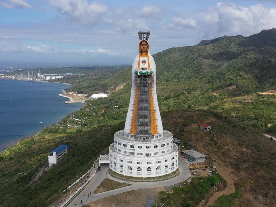 Белый силуэт Башни Мира возвышается над проливом Верде-Айленд (Филиппины).