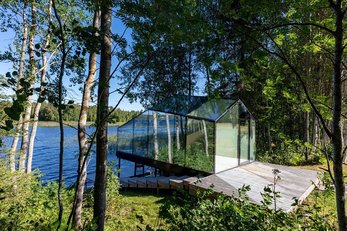 Полностью стеклянный домик на берегу финского озера, в котором можно жить и в жару, и стужу (Lucia Smart, Инари). | Фото: decorreport.com.