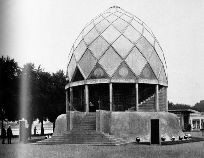 Стеклянный павильон Бруно Таута, построенный в 1914 году для Ассоциации стекольной промышленности на выставке Cologne Werkbund (Кёльн, 1994 г.). | Фото: artchive.ru.