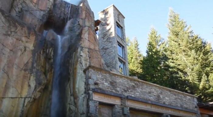 Удивительный дом, встроенный в скалу, расположен в районе горнолыжного курорта Брио (Stonecliff Falls, Британская Колумбия). | Фото: whistlerwithfriendstravel.wordpress.com.