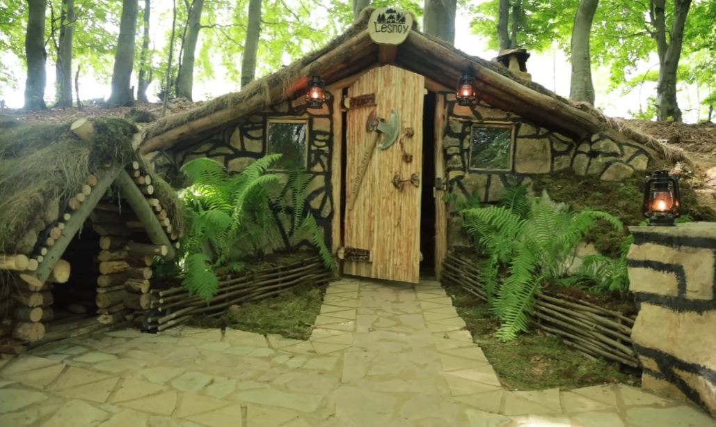 Колоритное лесное убежища мастера, следующего древним технологиям. Колоритное лесное убежища мастера, следующего древним технологиям.