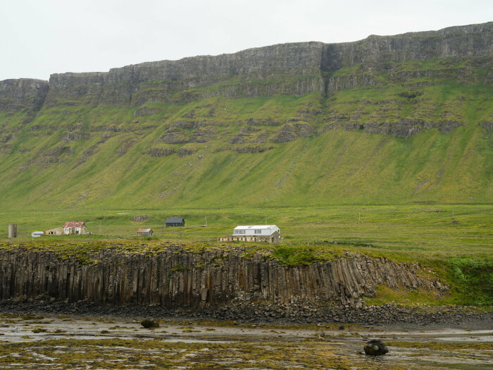 Несколько заброшенных хозяйственных построек планируют превратить в кластер гостевых домов или загородных резиденций (Исландия). | Фото: archdaily.com.