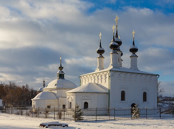 С какой стороны не посмотри, а две церкви очень похожи (Петропавловская и Никольская церкви в Суздале). | Фото: photosuzdal.ru.