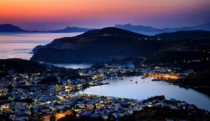 Порт Скала – административный центр острова Патмос (Греция). | Фото: tro-ma-ktiko.blogspot.com.