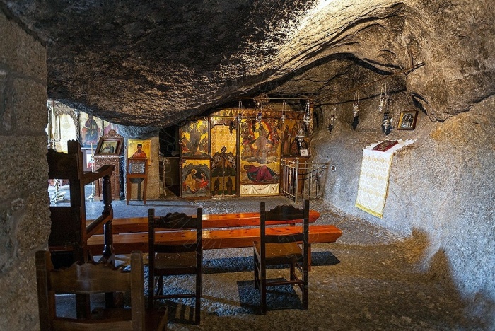 Пещера Апокалипсиса, которую еще называют «Пещерой Откровения (монастырь Святого Иоанна Богослова, Греция). | Фото: greeknewsagenda.gr.