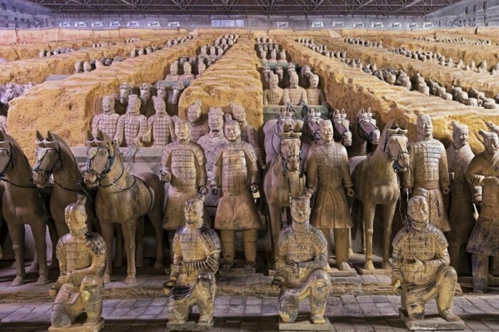 В Сиане обнаружен мавзолей первого императора Китая Цинь Шихуанди, вокруг которого установлено более 8 тыс. полноразмерных терракотовых статуй воинов. | Фото: interesnyefakty.org.