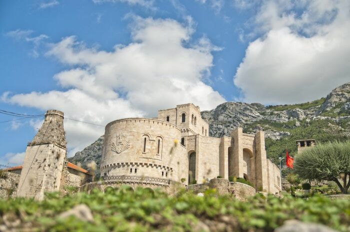 Замок на побережье залива Дуррес – один из старейших фортификационных объектов Албании. | Фото: mywanderlust.pl.