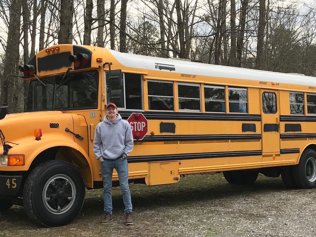 Кейлеб Брэкни из Ноксвилла решил превратить школьный автобус в дом на колесах.