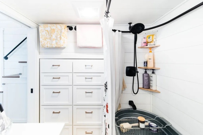 Благоустроенная ванная комната в крошечном доме Trailhead Tiny (Боулдер, США). | Фото: © Tiny House Giant Journey.