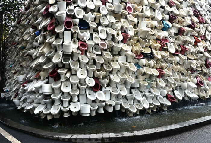 Причудливый водопад из 10 тыс. предметов старой или бракованной сантехники появился в городском парке Фошана (Toilet Bowls Waterfal, Китай). | Фото: flickr.com.