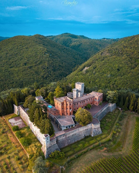 Castello di Brolio распложен на живописном холме, в окружении виноградников (Тоскана, Италия). | Фото: congruentcastles.wordpress.com.