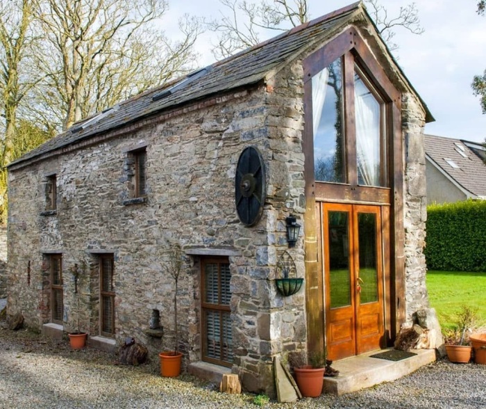 Предприимчивый ирландец превратил старый амбар в гостевой домик, который теперь приносит неплохой доход. | Фото: smallhousebliss.com (Crows' Hermitage, Ирландия).