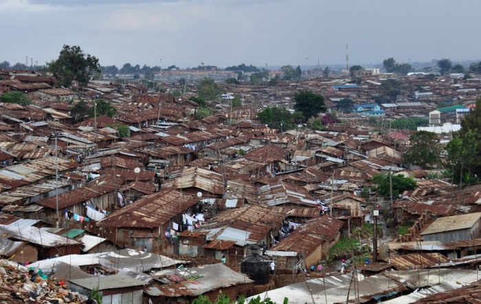 В трущобах Кибера не один десяток лет полмиллиона людей живет без электричества и водопровода (Найроби, Кения). | Фото: uritsk.livejournal.com.