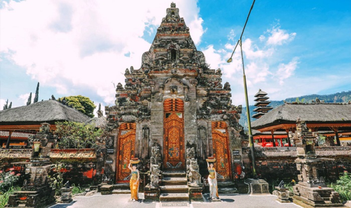 Мечеть на территории индуистского храмового комплекса удивляет не меньше (Pura Ulun Danu Beratan, Индонезия). | Фото: balicheapesttours.com.