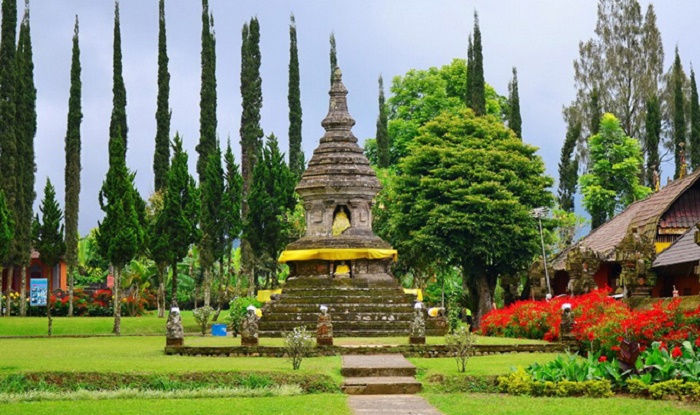 Буддийская ступа привлекает любителей неординарных решений и фотосессий (Pura Ulun Danu Beratan, о-в Бали). | Фото: balicheapesttours.com.