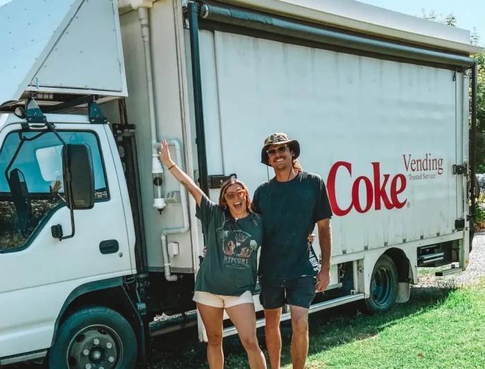 Увлеченная пара превратила грузовик Coca-Cola в уютный дом на колесах, чтобы осуществить свою мечту – объехать всю Австралию (Пол Баттеналли и Клара Триндалл). | Фото: worldnationnews.com.