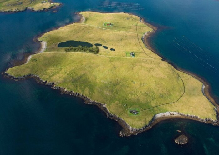 Остров вместе с атмосферным замком и стадом овец может стать вашим, если имеется 2 млн долларов, конечно же (The Isle of Vaila, Шотландия). | Фото: mansionglobal.com.