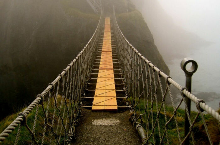 Несмотря на то, что Carrick-a-Rede много раз обновлялся, он все также остался веревочным мостом (Ирландия). | Фото: travel.ru.