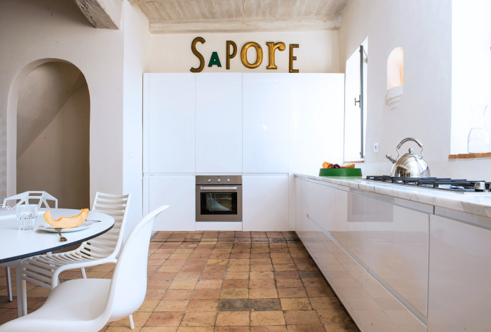 Благоустроенная кухня – одна из самых современных зон в старинном доме (Domus Civita, Италия). | Фото: boutique-homes.com.