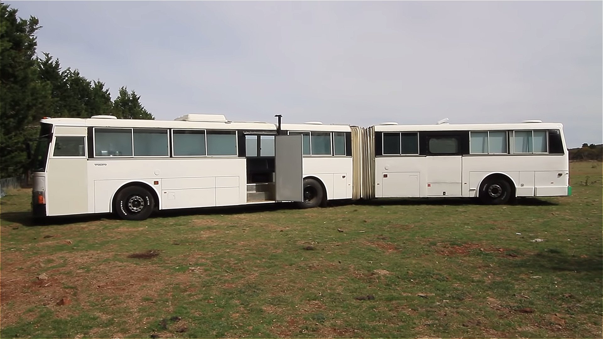 Супруги купили автобус-гармошку 1985 года выпуска.