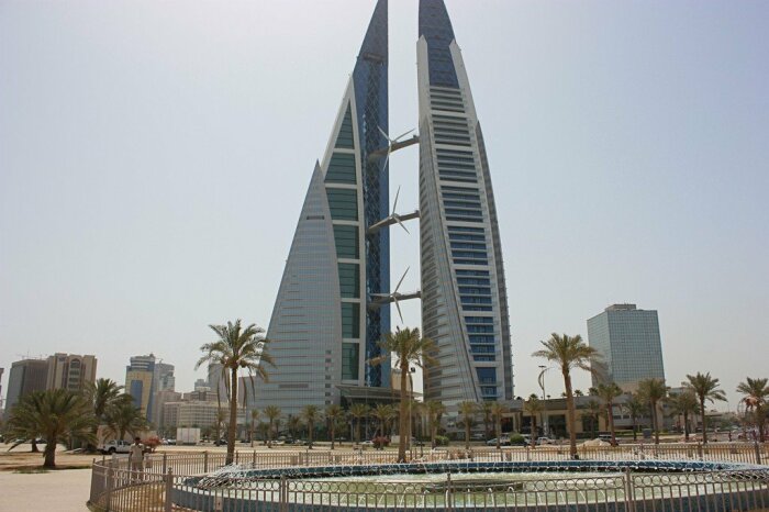 Всемирный торговый центр Бахрейна получил множество наград за устойчивость и интеграцию возобновляемых источников энергии в дизайн эффектного небоскреба. | Фото: masterok.livejournal.com.