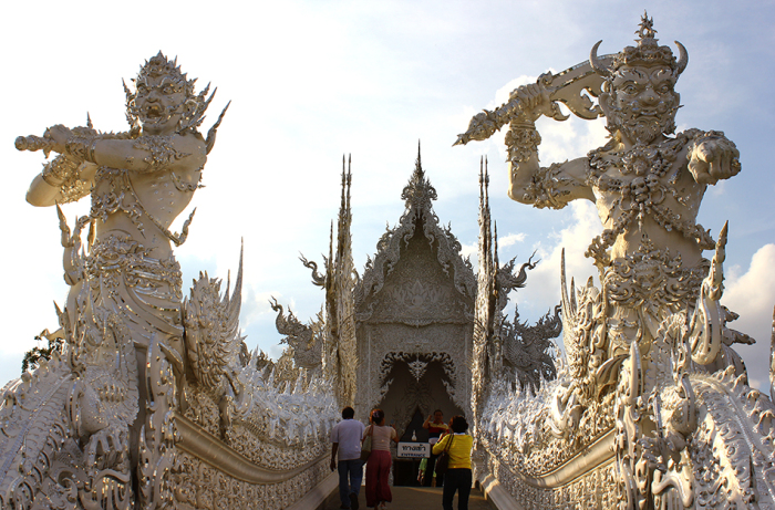Прежде чем попасть в главный храм, нужно преодолеть мост (The White Temple, Таиланд). | Фото: theorangebackpack.nl.