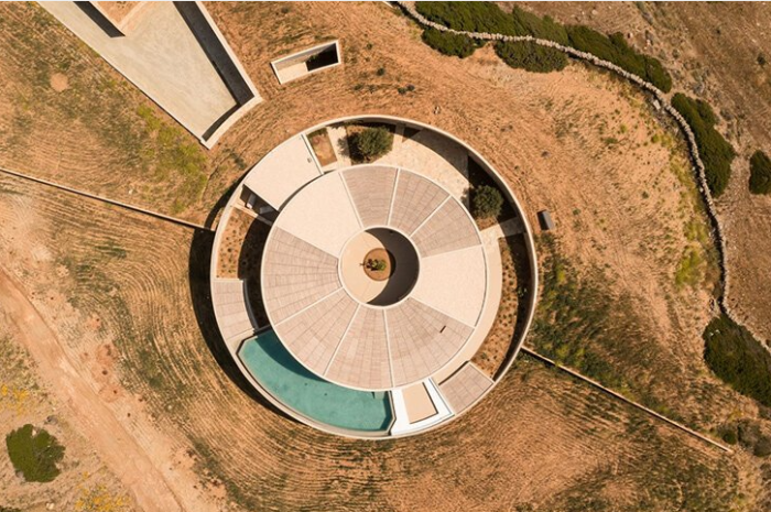 На каменистом склоне холма острова Антипарос появилась современная резиденция, напоминающая компас (вид на Cronus сверху). | Фото: thespaces.com.