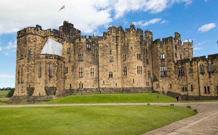Замком Alnwick Castle даже сейчас владеют члены герцогского рода Нортумберлендские, но жить в нем не могут, поскольку толпы туристов очень надоедают. | Фото: ru.esosedi.org.