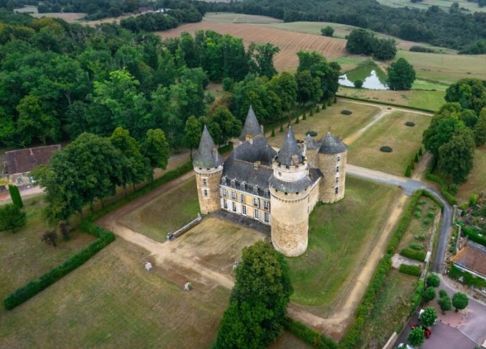 Один из самых романтичных замков Франции пребывает в запустении (Chateau De Bonneval, Коррез). | Фото: chateaudebonneval.com.