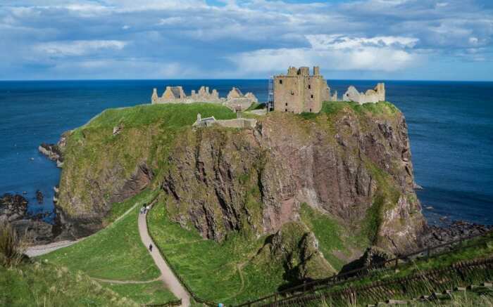 Замок Данноттар – неприступная крепость Шотландии вдохновляет современных режиссеров. | Фото: phototravelguide.ru.