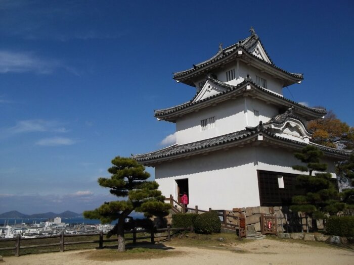 Белоснежный Замок Маругаме – один из хорошо сохранившихся древних замков Японии. | Фото: ja.japantravel.com.