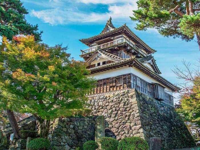 Замок Маруока, возведенный в 1576 году, очень пострадал от землетрясения 1948 года, но его восстановили в полном объеме и с соблюдением всех исторических, архитектурных и структурных нюансов (Япония). | Фото: ru.japantravel.com.