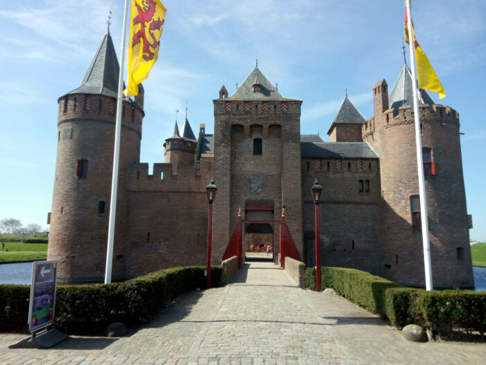 Замок Мейдерслот – средневековое чудо является одним из старейших и самых легендарных замков в Нидерландах.