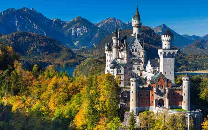  С какой стороны на замок не посмотри, любой и каждый будет в восторге от его потрясающего расположения и завораживающей архитектуры (Schloss Neuschwanstein, Германия). | Фото: theepochtimes.com.