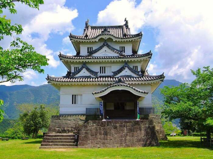 Героический воин Тодо Такатора построил этот замок для своей семьи в 1595 году, с тех пор кардинальных реконструкций никто не проводил (Замок Увадзима, Япония). | Фото: samurai-world.com.