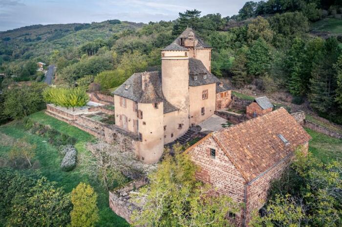 Заброшенный замок мечты в живописной долине Олт (Юг-Пиренеи, Франция).