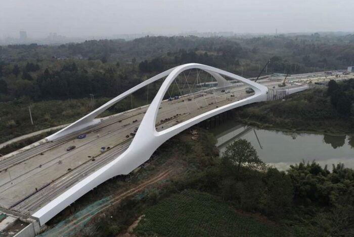 Завершилось строительство скульптурного моста через реку Цзянси, спроектированного студией Zaha Hadid Architects (West Line Road Chengdu, Китай). | Фото: zaha-hadid.com.
