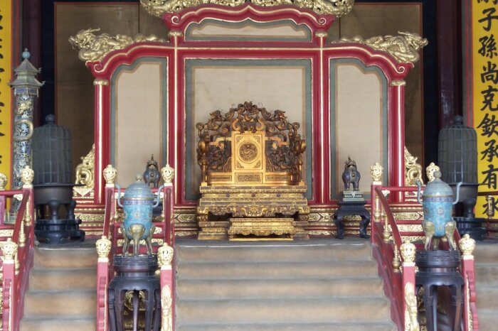 Тронный зал, где сохранился «Драконий престол» (Запретный город, Пекин). | Фото: ru.wikipedia.org.