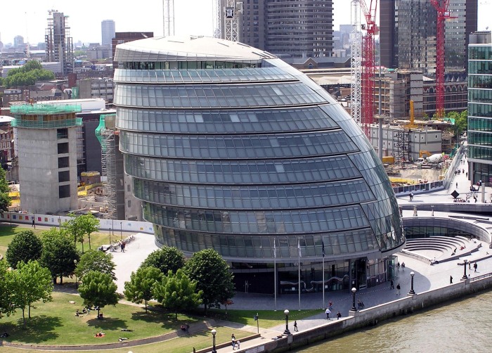 Футуристическая форма и открытость здания Мэрии несет символическую нагрузку (City Hall, Лондон). | Фото: europe-house.com. 