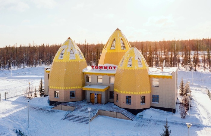 Форма железнодорожного вокзала в Томмоте напоминает старинное летнее жилище якутов (Якутия). | Фото: periskop.su.