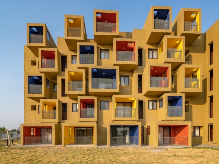 Разноцветные консольные квартиры-студии подчеркивают скульптурный облик пятиэтажного здания (STUDIOS 90, Колда). | Фото: © Ricken Desai.