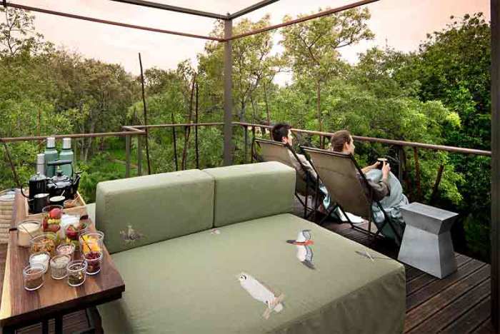 На открытой террасе можно устроить и романтический ужин, и пикник («Ngala Treehouse», Kruger National Park). | Фото: africansafariexperts.com.