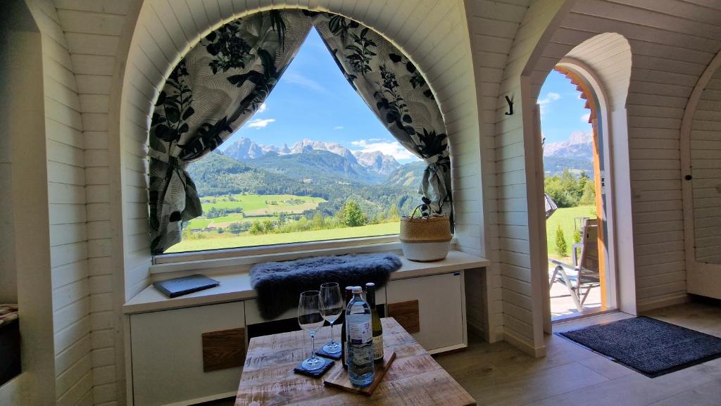 Гостиная у окна с широким подоконником. Гостиная у окна с широким подоконником.