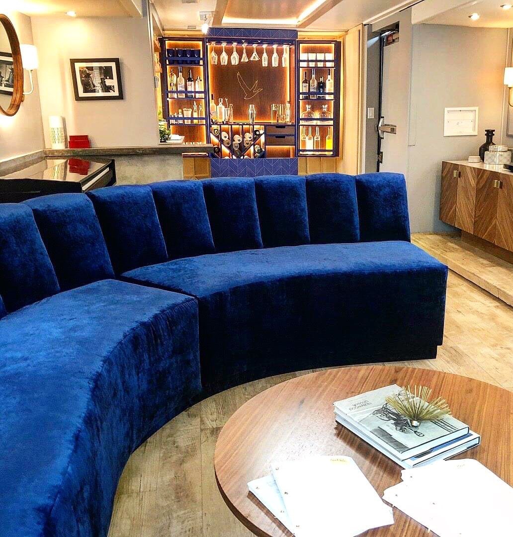 Роскошный диван стал главным акцентом в телевизионной гостиной Off Script. Роскошный диван стал главным акцентом в телевизионной гостиной Off Script.