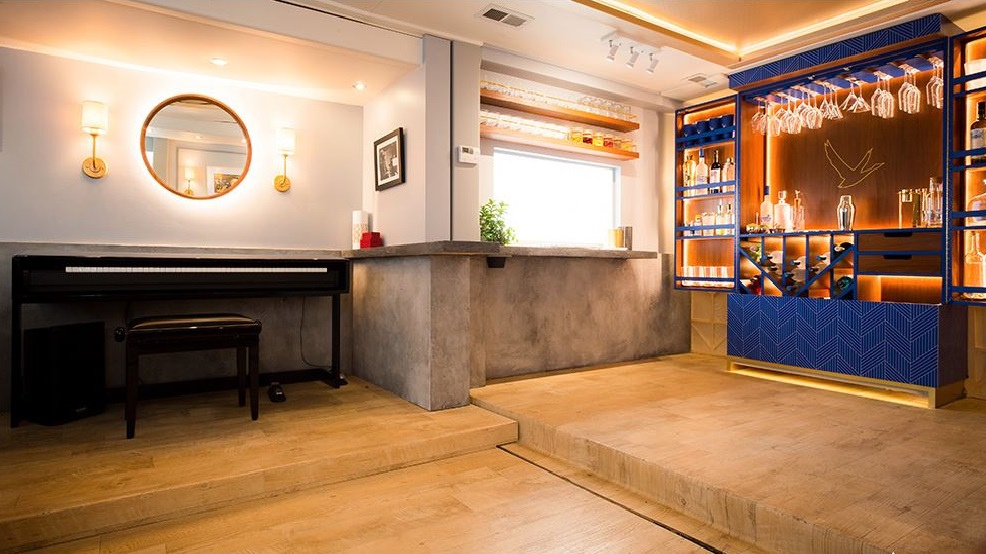 Цифровое пианино также имеется. Цифровое пианино также имеется.