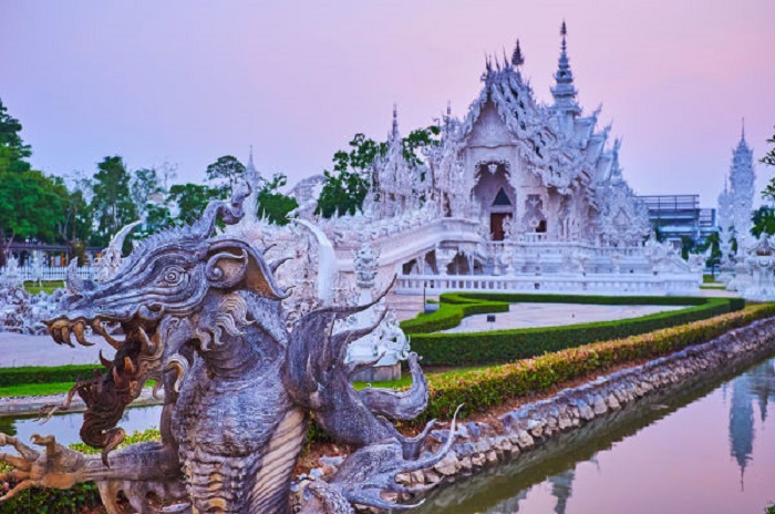 Территория комплекса Ват Ронг Кхун демонстрирует своего рода гибрид буддизма, мистики и научной фантастики (Таиланд). | Фото: theorangebackpack.nl.